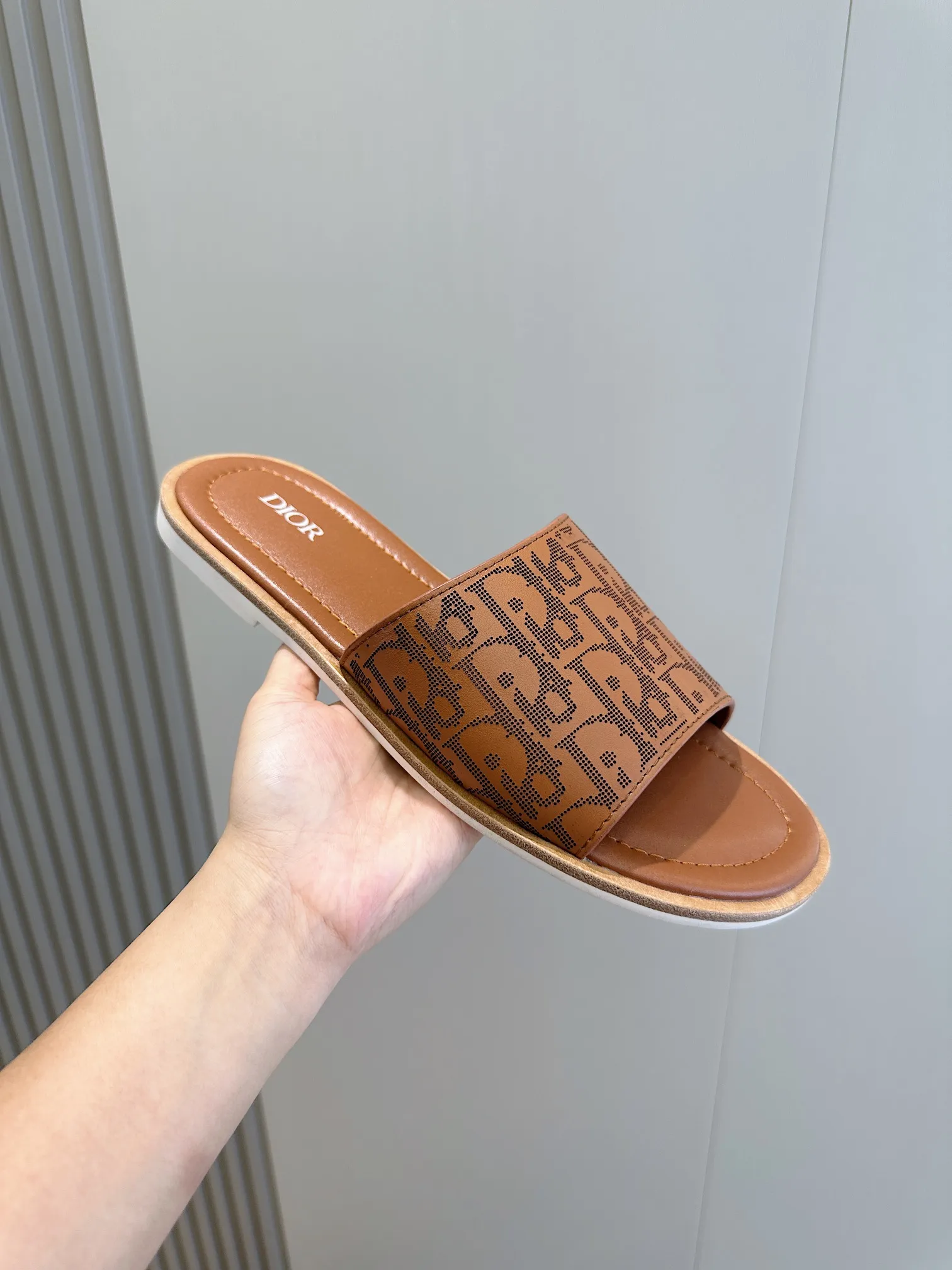 P320 Dior Alias ​​Men's Genuine Leather Slippers This Alias ​​sandal is new for summer, showing casual and elegant style. Carefully crafted from grained cow leather and Oblique printed fabric, with cowhide lining! Cross strap design. The imported cowhide leather and rubber sole adds sophistication and comfort, while Oblique print-effect anti-slip panels add style. Size: 39-44 (customized at 38.45)
